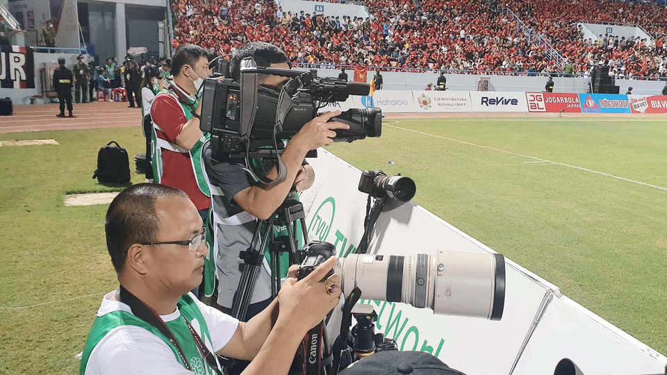 Phóng viên tác nghiệp trên sân vận động Cẩm Phả trong trận bán kết bóng đá nữ Việt Nam gặp Myanmar. (Ảnh: Thanh Vân/TTXVN)