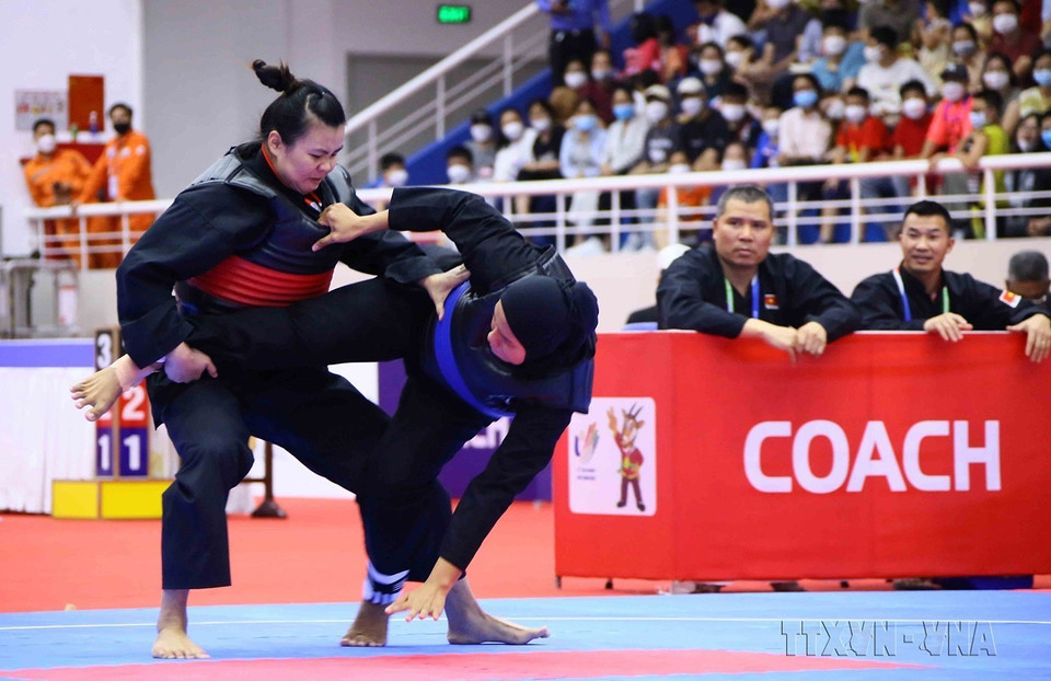 Nữ vận động viên dân tộc Thái Quàng Thị Thu Nghĩa (đỏ) xuất sắc giành huy chương Vàng đối kháng đầu tiên cho đội tuyển Pencak Silat. (Ảnh: Quang Quyết/TTXVN)