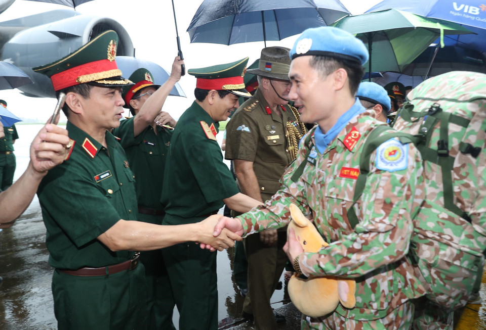 Sáng 24/5, tại sân bay quân sự sư đoàn 371 (Quân chủng Phòng không-Không quân), Cục Gìn giữ Hòa bình Việt Nam tổ chức lễ tiễn thê đội 2 của Bệnh viện cấp 2 số 4 lên đường đi Nam Sudan thực hiện nhiệm vụ của Liên hợp quốc. (Ảnh: Trọng Đức/TTXVN)