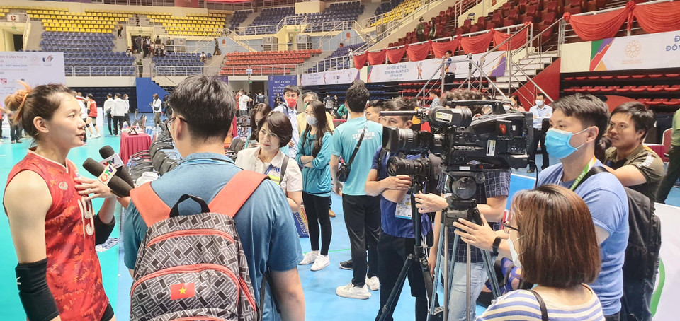 Các phóng viên Việt Nam và nước ngoài phòng vấn vận động viên sau trận đấu. (Ảnh: Đức Hiếu/TTXVN)