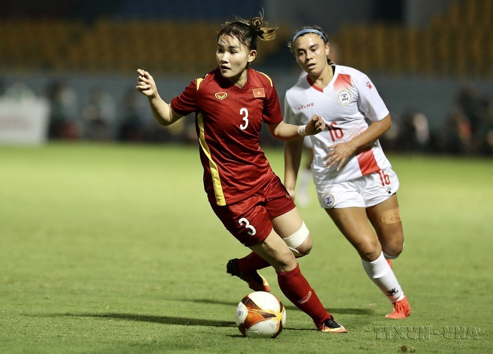 Cô gái dân tộc Khmer, trung vệ Chương Thị Kiều (3) có vai trò chủ chốt trong hàng phòng ngự của đội tuyển bóng đá nữ Việt Nam, góp phần quan trọng đưa đội tuyển bảo vệ thành công huy chương Vàng SEA Games. (Ảnh: Hoàng Linh/TTXVN)