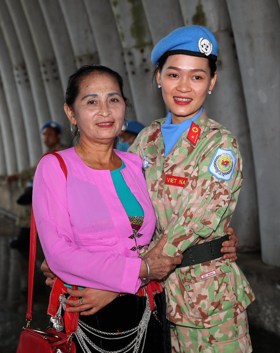 Người mẹ dân tộc Mường (Hòa Bình) tiễn con lên đường. (Ảnh: Trọng Đức/TTXVN)