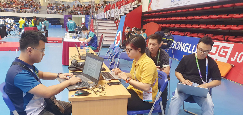 Để kịp thời truyền tải thông tin về SEA Games, các phóng viên tác nghiệp tại điểm thi đấu ở Quảng Ninh. (Ảnh: Thanh Vân/TTXVN)