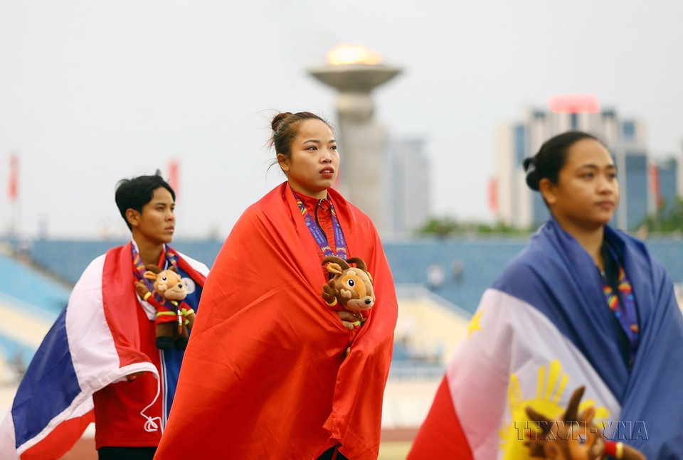 Vận động viên điền kinh dân tộc Thái Lò Thị Hoàng (giữa) giành huy chương Vàng nội dung ném lao nữ với thành tích 56,37m, lập kỷ lục SEA Games. (Ảnh: Huy Hùng/TTXVN)