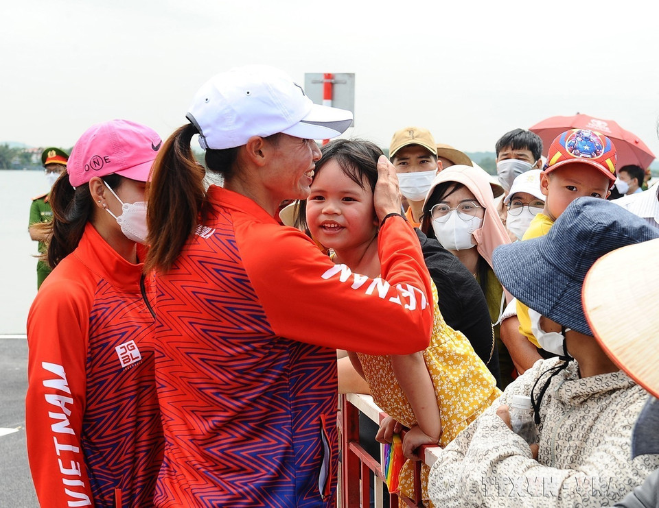 Niềm vui của cô gái vàng Lương Thị Thảo (dân tộc Thái) bên con nhỏ và người thân sau khi đoạt huy chương Vàng môn Đua thuyền Rowing nội dung thuyền đôi nữ hạng nhẹ chèo đôi. (Ảnh: Minh Đức/TTXVN)