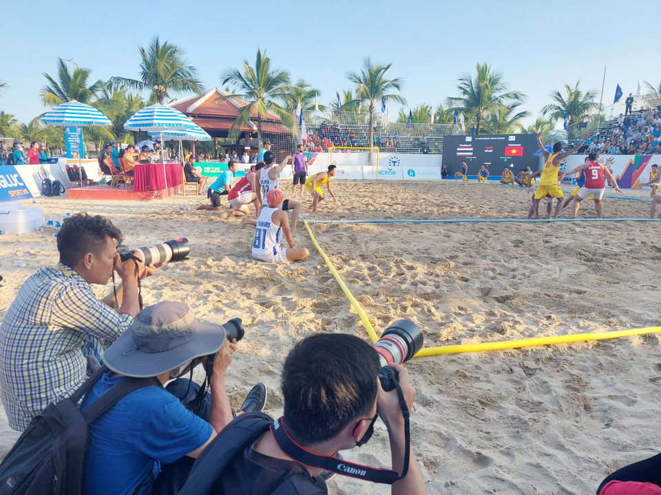 Các phóng viên ảnh không ngại vất vả, tác nghiệp ở mọi điều kiện để có được những hình ảnh chân thực, đẹp nhất. (Ảnh: Thanh Vân/TTXVN)