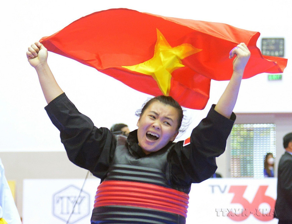Nữ vận động viên dân tộc Thái Quàng Thị Thu Nghĩa (đỏ) xuất sắc giành huy chương Vàng đối kháng đầu tiên cho đội tuyển Pencak Silat. (Ảnh: Quang Quyết/TTXVN)