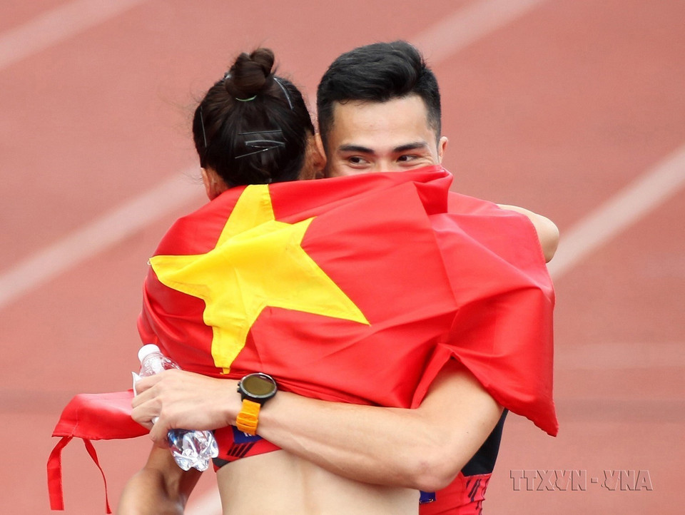 Hai anh em vận động viên Quách Công Lịch và Quách Thị Lan (dân tộc Mường) vui mừng ôm nhau sau khi Quách Thị Lan - Bông hồng thép của điền kinh Việt Nam đoạt huy chương Vàng nội dung chạy 400m rào nữ. (Ảnh: Quốc Khánh/TTXVN)