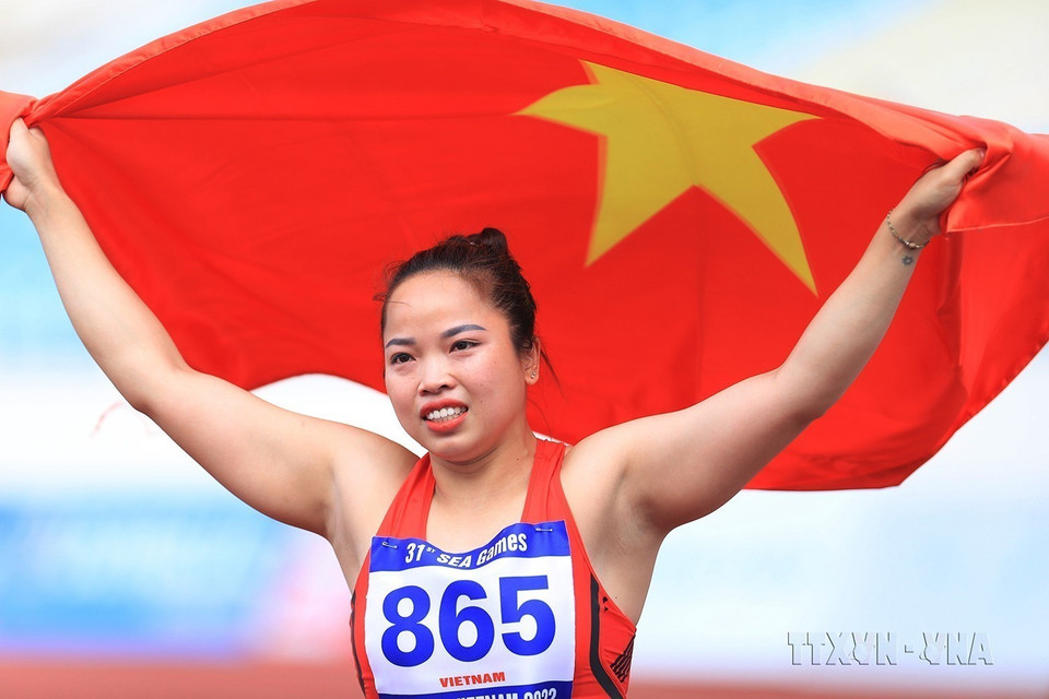 Vận động viên điền kinh dân tộc Thái Lò Thị Hoàng vui mừng khi giành tấm huy chương Vàng nội dung ném lao nữ với thành tích 56,37m, lập kỷ lục SEA Games. (Ảnh: Huy Hùng/TTXVN)