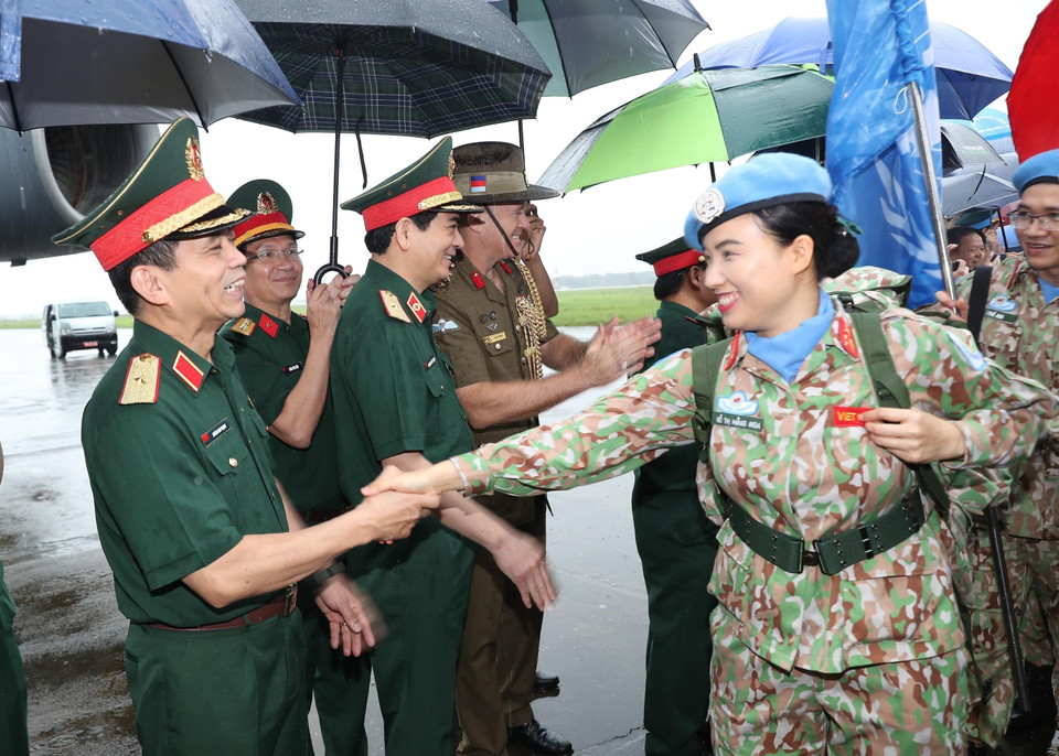 Hình ảnh lãnh đạo các cơ quan, đơn vị thuộc Bộ Quốc phòng tiễn đoàn lên đường. (Ảnh: Trọng Đức/TTXVN)