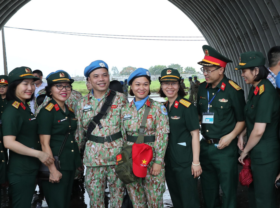 Người thân, bạn bè, đồng nghiệp tiễn đoàn lên đường. (Ảnh: Trọng Đức/TTXVN)