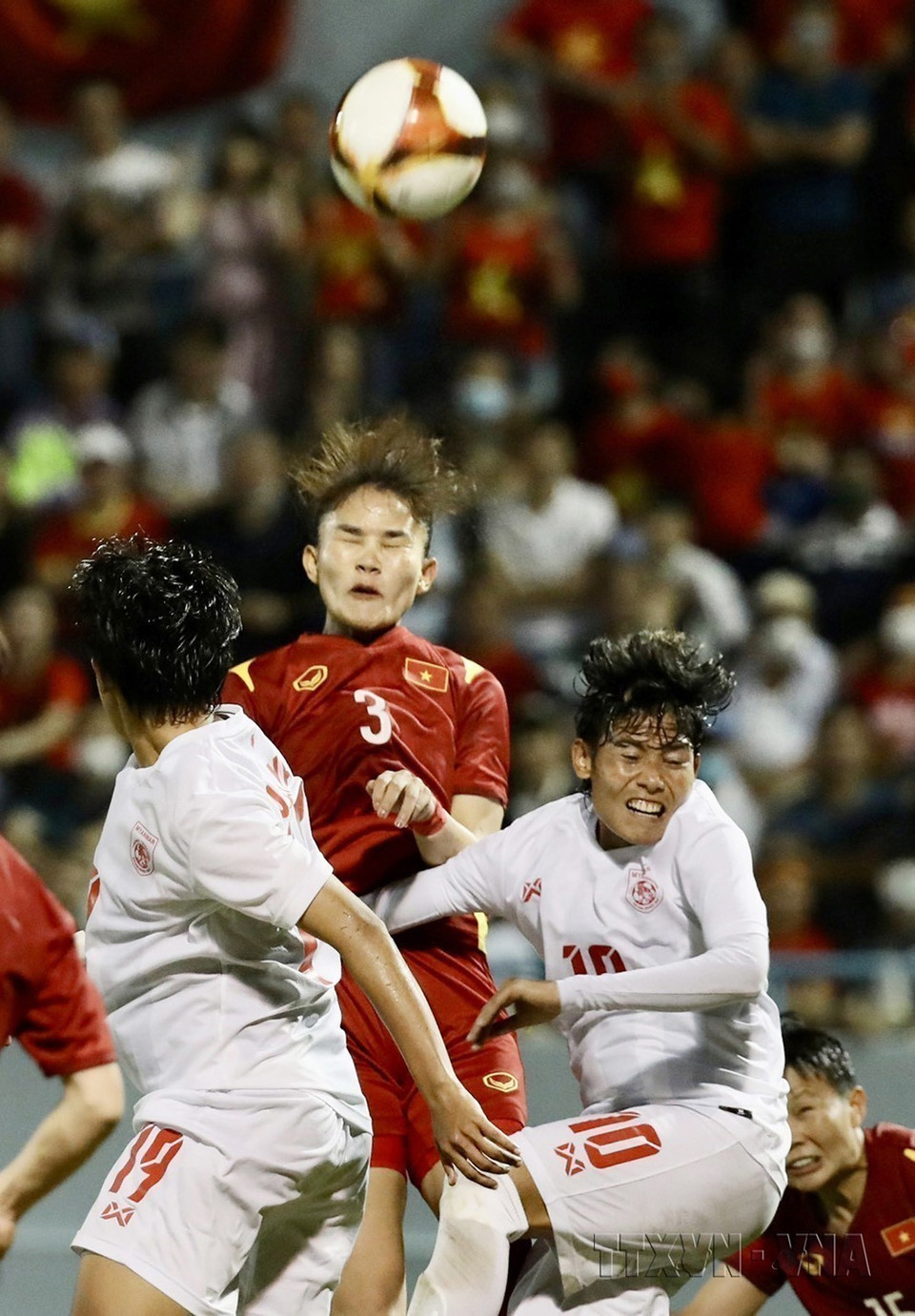 Cô gái dân tộc Khmer, trung vệ Chương Thị Kiều (3) có vai trò chủ chốt trong hàng phòng ngự của đội tuyển bóng đá nữ Việt Nam, góp phần quan trọng đưa đội tuyển bảo vệ thành công huy chương Vàng SEA Games. (Ảnh: Hoàng Linh/TTXVN)