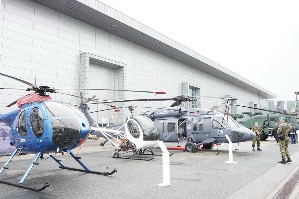 Các loại máy bay trực thăng trưng bày tại Hội chợ. (Ảnh: Hồng Kỳ/TTXVN)