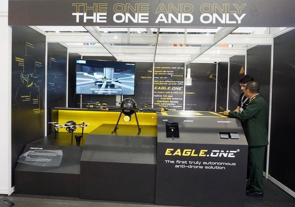 Hệ thống Eagle.one phát hiện và xử lý máy bay không người lái bằng do CH Séc chế tạo. (Ảnh: Hồng Kỳ/TTXVN)