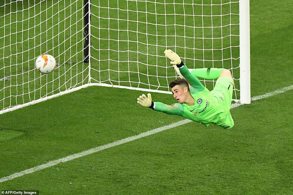 ...khiến pha bay người của Kepa Arrizabalaga chỉ để làm nên cho siêu phẩm.