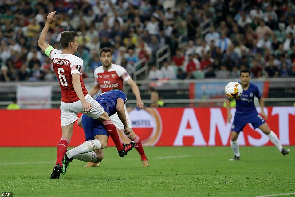 Phút 49, Olivier Giroud phá vỡ thế cân bằng với pha đánh đầu dũng cảm mở tỷ số 1-0 sau đường chuyền của Emerson.