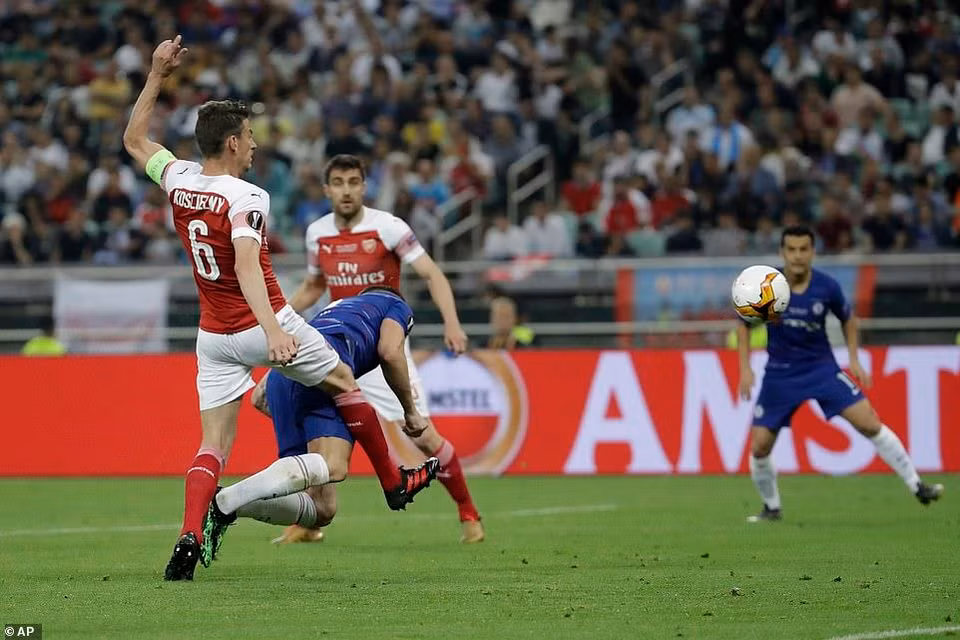 Phút 49, Olivier Giroud phá vỡ thế cân bằng với pha đánh đầu dũng cảm mở tỷ số 1-0 sau đường chuyền của Emerson.