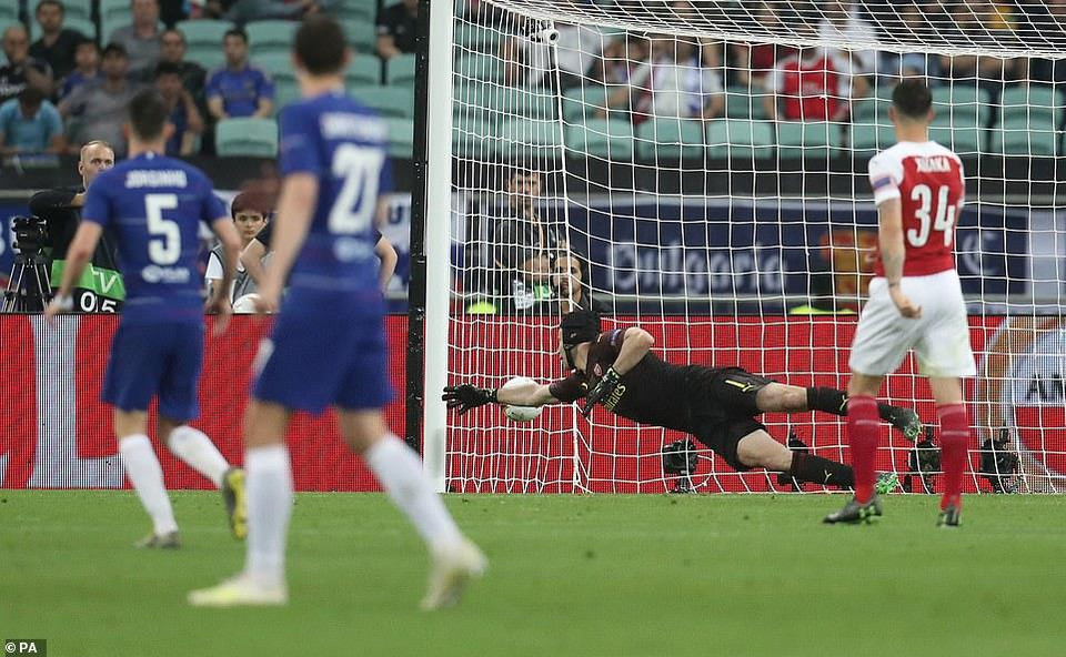 Petr Cech đã không thể ngăn cản được cú đánh đầu dũng mãnh của Giroud.