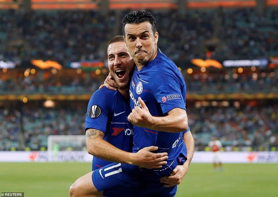 Hazard chính là người đã kiến tạo của Pedro ghi bàn.