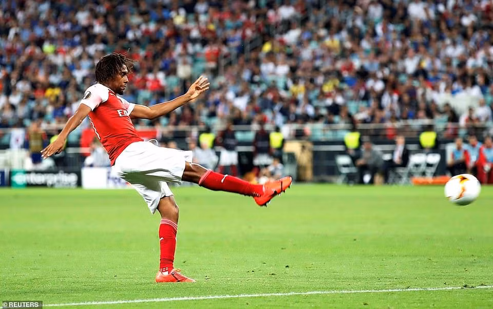 Bị dẫn trước, Iwobi được tung vào sân để đá thay cho Torreira. Chỉ 3 phút saucầu thủ này đã ghi bàn rút ngắn tỷ số 1-3 với cú volley đẹp mắt.