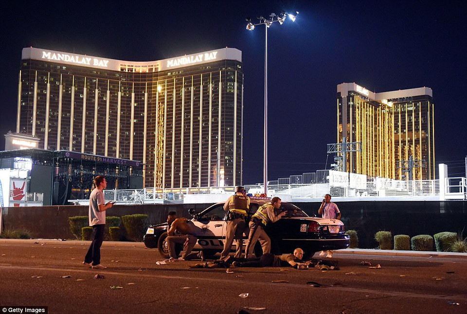 Cảnh sát đã phong tỏa khu vực Khách sạn Mandalay Bay và đang truy tìm 2 tay súng tình nghi. (Nguồn: Getty)