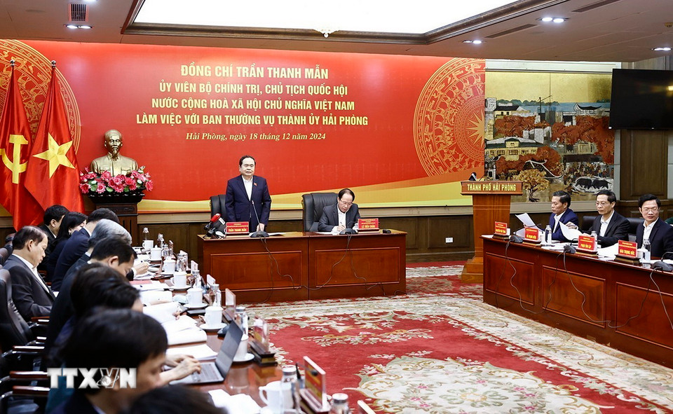 Chủ tịch Quốc hội làm việc với Ban Thường vụ Thành ủy Hải Phòng. (Ảnh: Doãn Tấn/TTXVN)