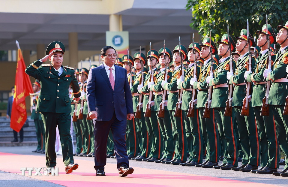 Thủ tướng Phạm Minh Chính duyệt đội danh dự. (Ảnh: Dương Giang/TTXVN)