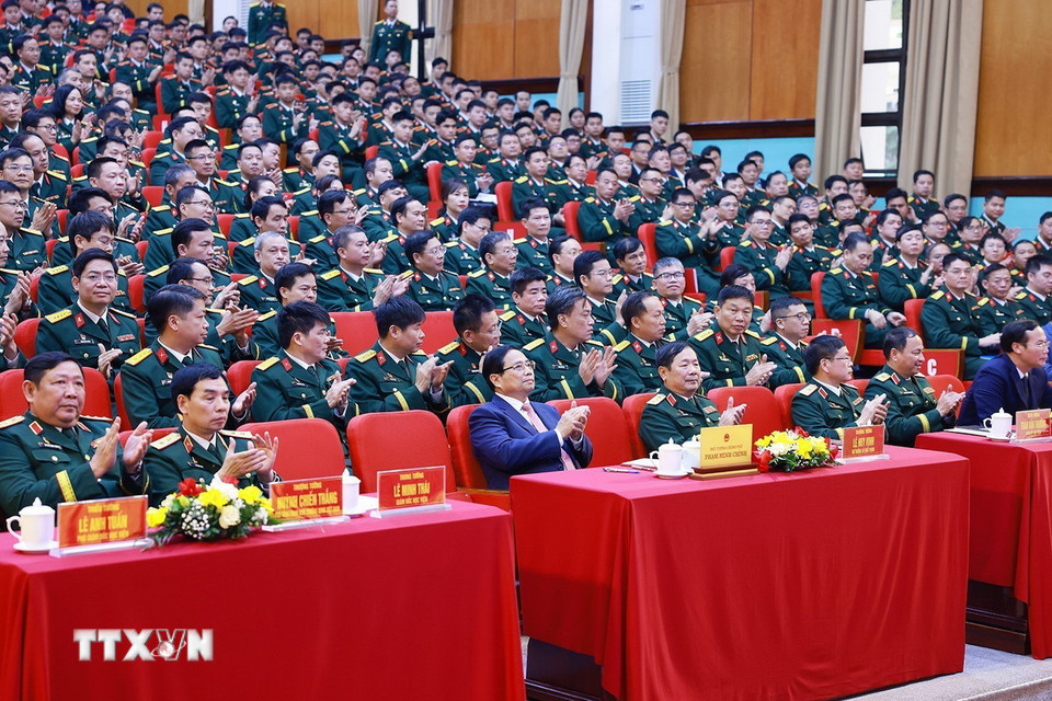 Thủ tướng Phạm Minh Chính thăm Học viện Kỹ thuật quân sự. (Ảnh: Dương Giang/TTXVN)