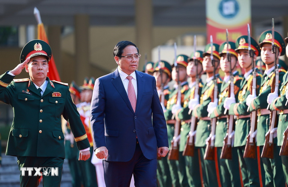 Thủ tướng Phạm Minh Chính duyệt đội danh dự. (Ảnh: Dương Giang/TTXVN)