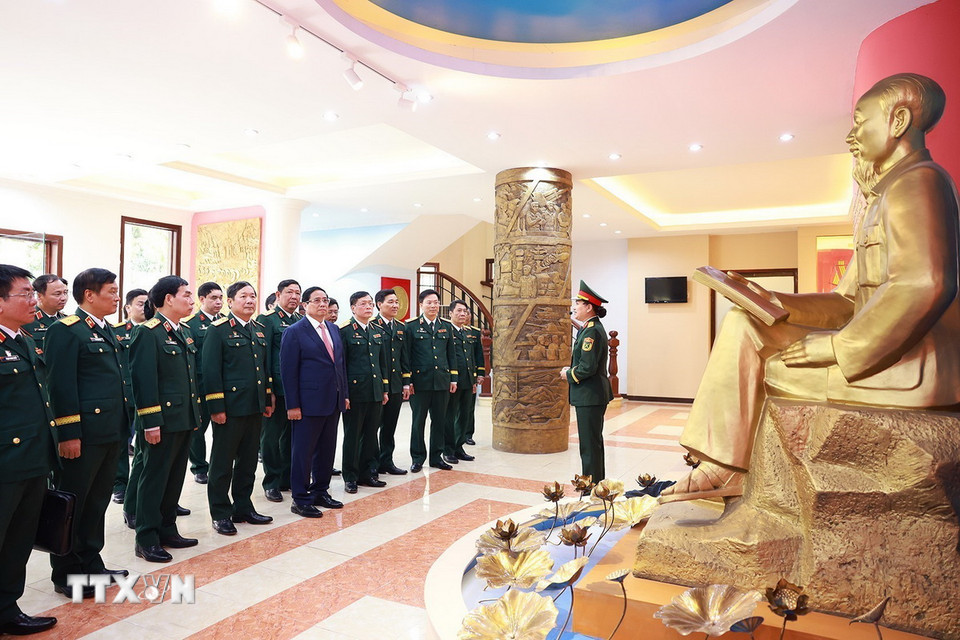 Thủ tướng Phạm Minh Chính tham quan phòng truyền thống Học viện Kỹ thuật quân sự. (Ảnh: Dương Giang/TTXVN)