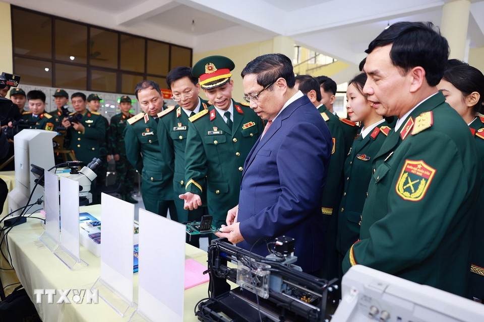 Thủ tướng Phạm Minh Chính tham quan sản phẩm nghiên cứu, sáng tạo của Học viện Kỹ thuật quân sự. (Ảnh: Dương Giang/TTXVN)
