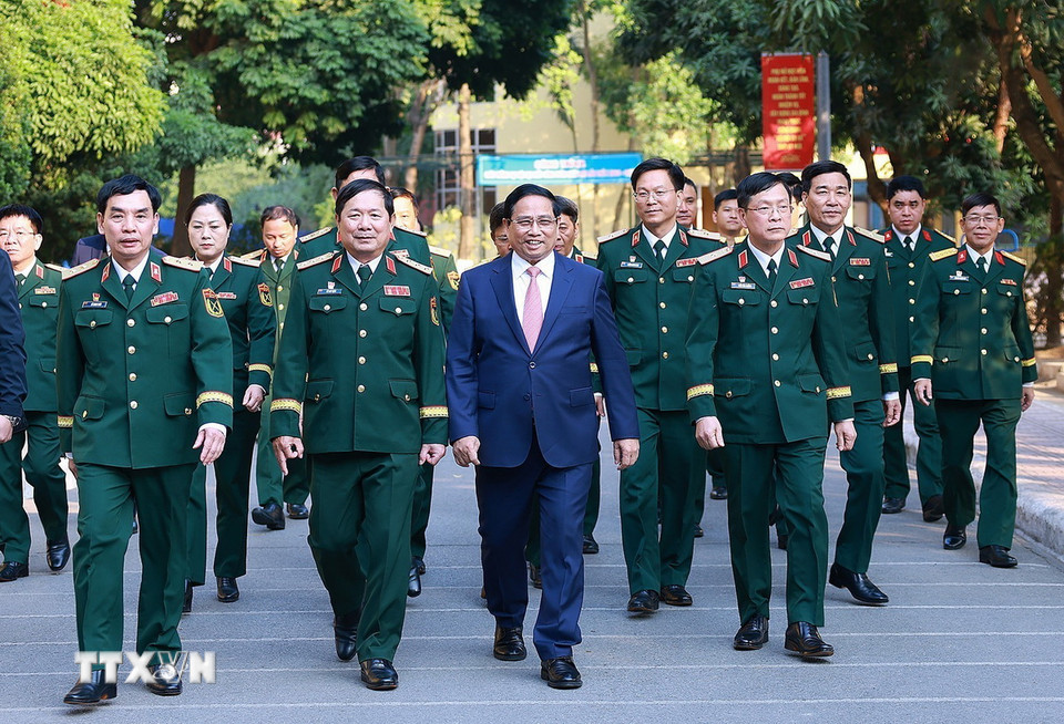 Thủ tướng Phạm Minh Chính thăm Học viện Kỹ thuật quân sự. (Ảnh: Dương Giang/TTXVN)