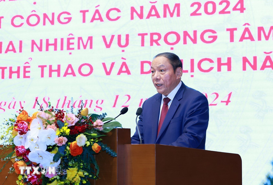 Bộ trưởng Bộ Văn hóa, Thể thao và Du lịch Nguyễn Văn Hùng báo cáo tổng kết công tác năm 2024 và triển khai nhiệm vụ trọng tâm năm 2025. (Ảnh: Dương Giang/TTXVN)