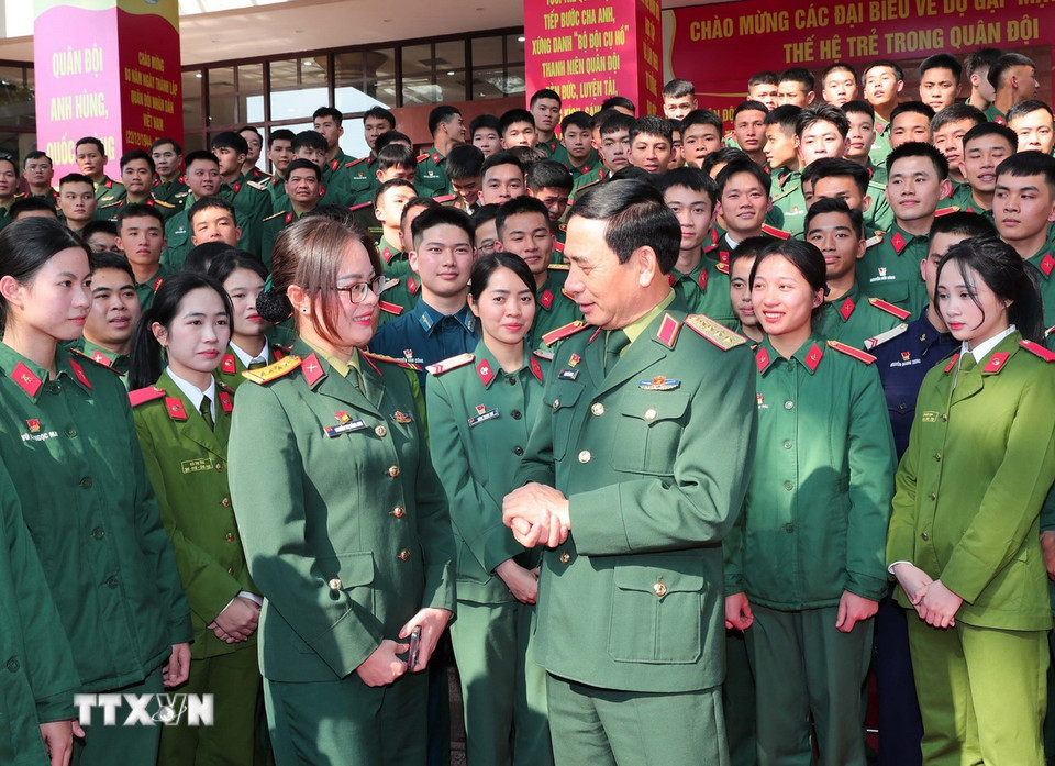 Đại tướng, Bộ trưởng Quốc phòng Phan Văn Giang với các đại biểu tại buổi gặp mặt. (Ảnh: Trọng Đức/TTXVN)