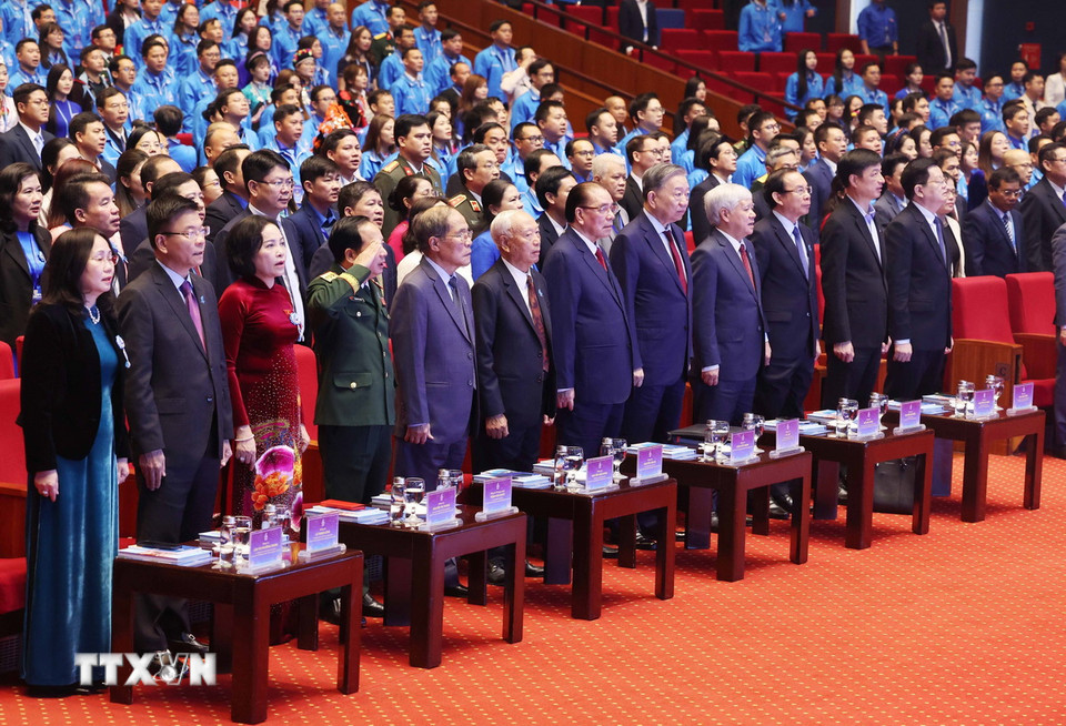 Tổng Bí thư Tô Lâm và các đại biểu thực hiện nghi thức chào cờ. (Ảnh: Thống Nhất/TTXVN)
