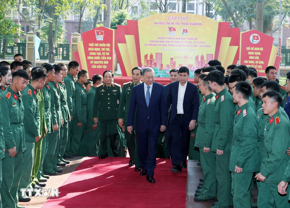 Tổng Bí thư Tô Lâm với đại biểu thế hệ trẻ trong Quân đội. (Ảnh: Thống Nhất/ TTXVN)