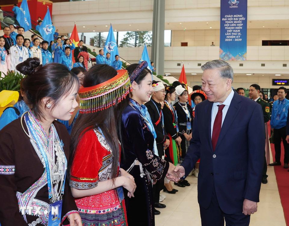 Tổng Bí thư Tô Lâm với các đại biểu dự Phiên trọng thể Đại hội Hội Liên hiệp Thanh niên Việt Nam lần thứ 9. (Ảnh: Thống Nhất/TTXVN)