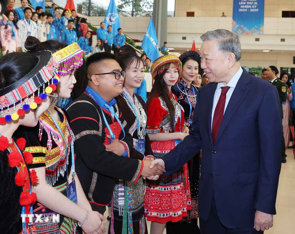 Tổng Bí thư Tô Lâm với các đại biểu dự Phiên trọng thể Đại hội Hội Liên hiệp Thanh niên Việt Nam lần thứ 9. (Ảnh: Thống Nhất/TTXVN)