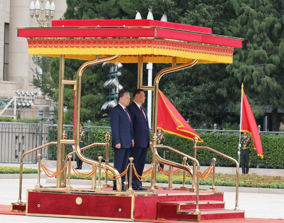 Tổng Bí thư, Chủ tịch nước Tô Lâm và Tổng Bí thư, Chủ tịch nước Trung Quốc Tập Cận Bình trên bục danh dự, nghe quân nhạc cử Quốc thiều hai nước. (Ảnh: Trí Dũng/TTXVN)