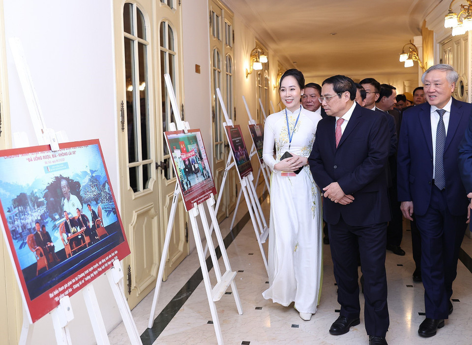 Thủ tướng Phạm Minh Chính tham quan trưng bày hình ảnh về các hoạt động hưởng ứng Pháp luật Việt Nam năm 2022. (Ảnh: Dương Giang/TTXVN)