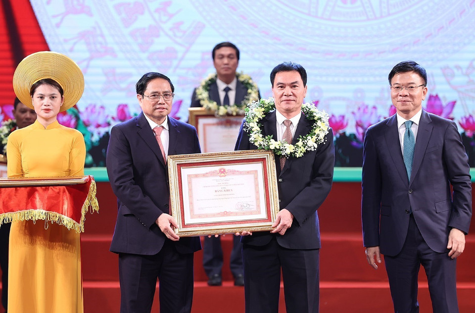 Thủ tướng Phạm Minh Chính và Bộ trưởng Bộ Tư pháp Lê Thành Long trao Bằng khen cho các tập thể tiêu biểu. (Ảnh: Dương Giang/TTXVN)