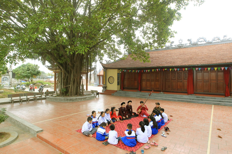 Câu lạc bộ ca trù Đông Môn sinh hoạt vào chiều thứ 7 hằng tuần tại Đình Đông Môn. (Ảnh: An Đăng/TTXVN)