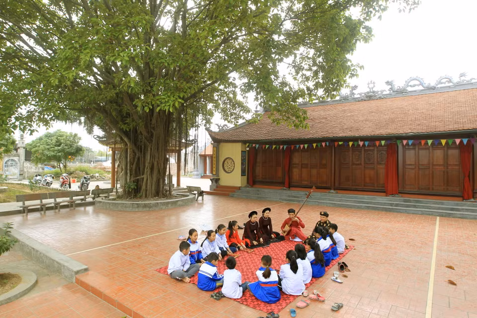 Câu lạc bộ ca trù Đông Môn sinh hoạt vào chiều thứ 7 hằng tuần tại Đình Đông Môn. (Ảnh: An Đăng/TTXVN)