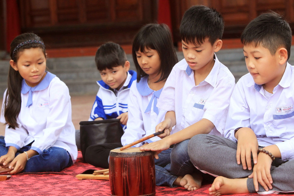 Những thế hệ người sẽ gìn giữ và tiếp nối truyền thống của ông cha. (Ảnh: An Đăng/TTXVN)