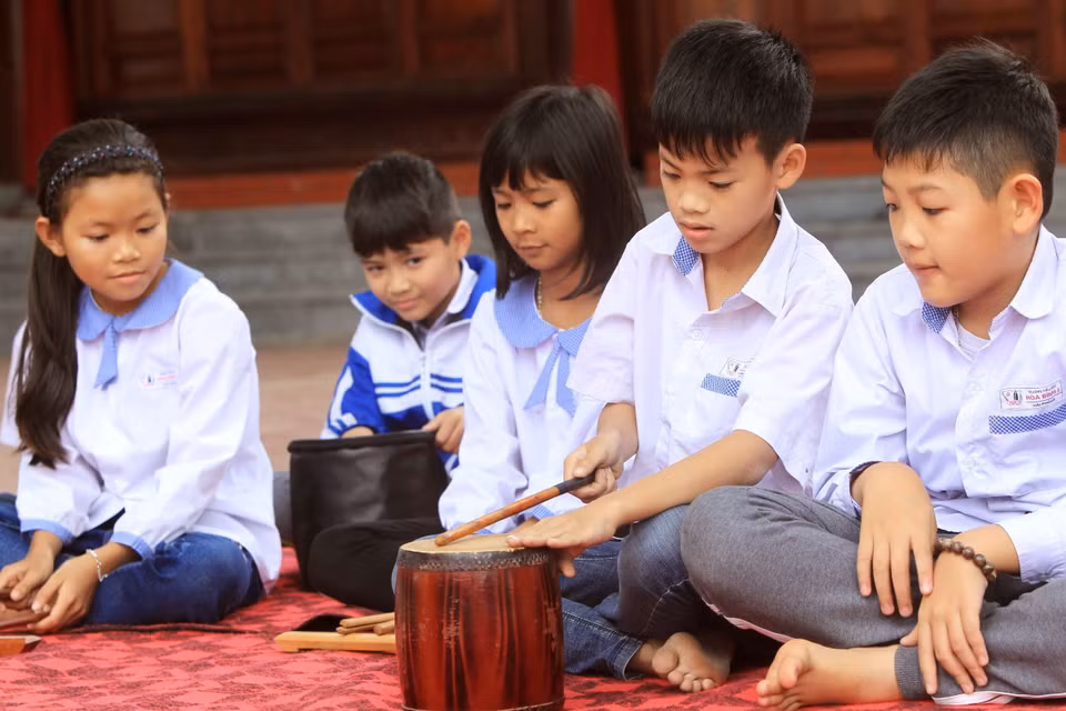 Những thế hệ người sẽ gìn giữ và tiếp nối truyền thống của ông cha. (Ảnh: An Đăng/TTXVN)