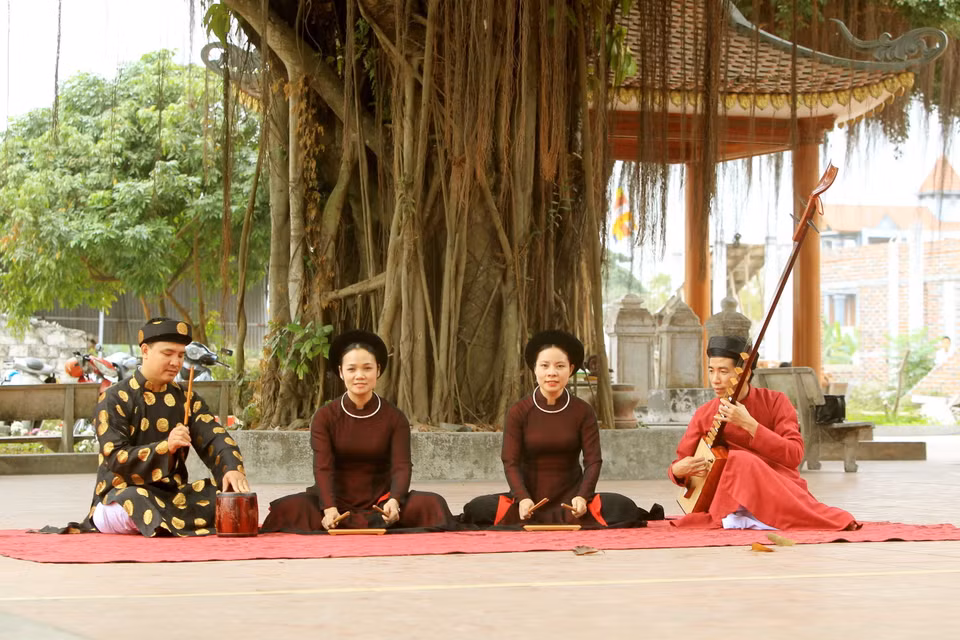Các thế hệ Lớp lớp ca nương, kép đàn của Đông Môn vẫn tâm huyết với nghệ thuật truyền thống của quê hương. (Ảnh: An Đăng/TTXVN)