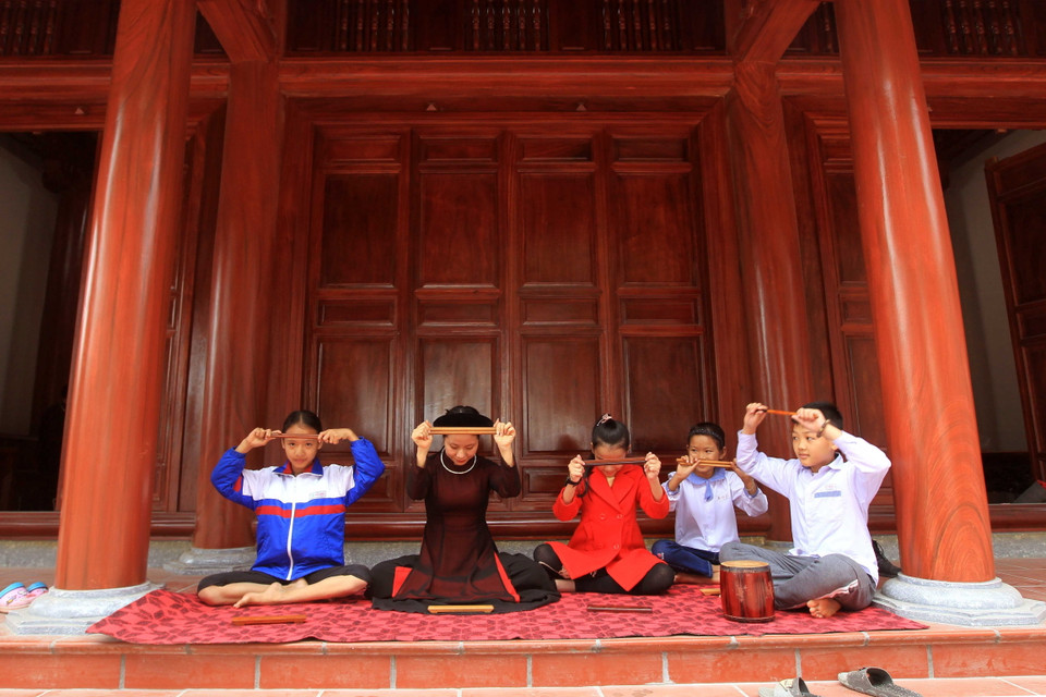 Những hoát cảnh được dàn dựng để chuẩn bị cho buổi biểu diễn của cô trò câu lạc bộ Ca trù Đông Môn. (Ảnh: An Đăng/TTXVN)