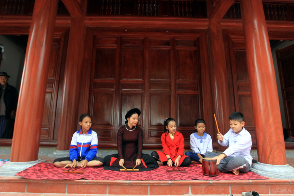 Những hoát cảnh được dàn dựng để chuẩn bị cho buổi biểu diễn của cô trò câu lạc bộ Ca trù Đông Môn. (Ảnh: An Đăng/TTXVN)