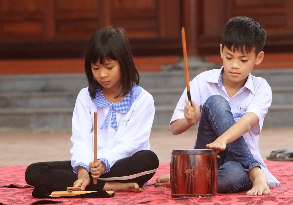 Những thế hệ người sẽ gìn giữ và tiếp nối truyền thống của ông cha. (Ảnh: An Đăng/TTXVN)