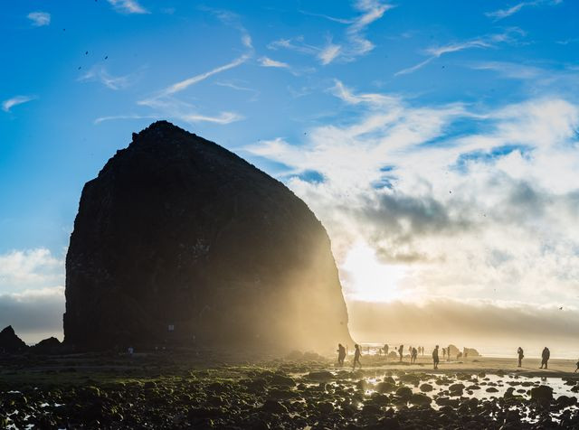 Cảnh hoàng hôn ở bãi biển Cannon, bang Oregon, Mỹ. (Nguồn: National Geographic)